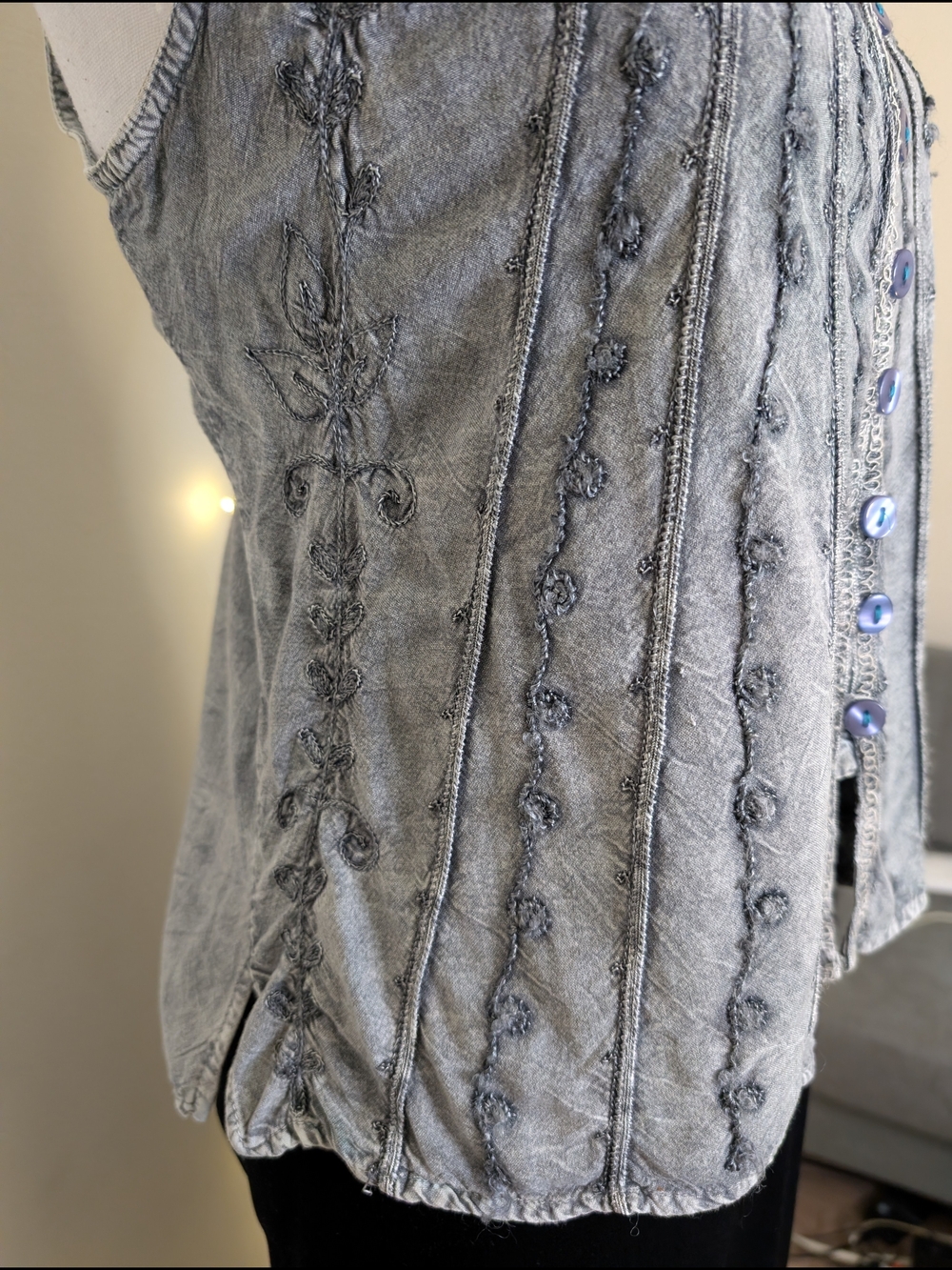 VTG Embroidered Gray Button-Front Top With Tie Waist - Picture 6 of 8